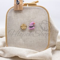 Магнитный держатель для игл Смола Двухсторонний ХлопокШоп "Фиолетовая шляпа", 2,7*2,9 см.